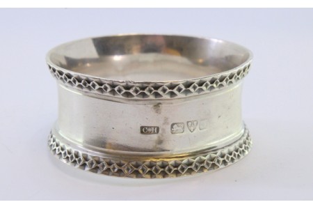 Argola de guardanapo em prata com frisos na envolvência.